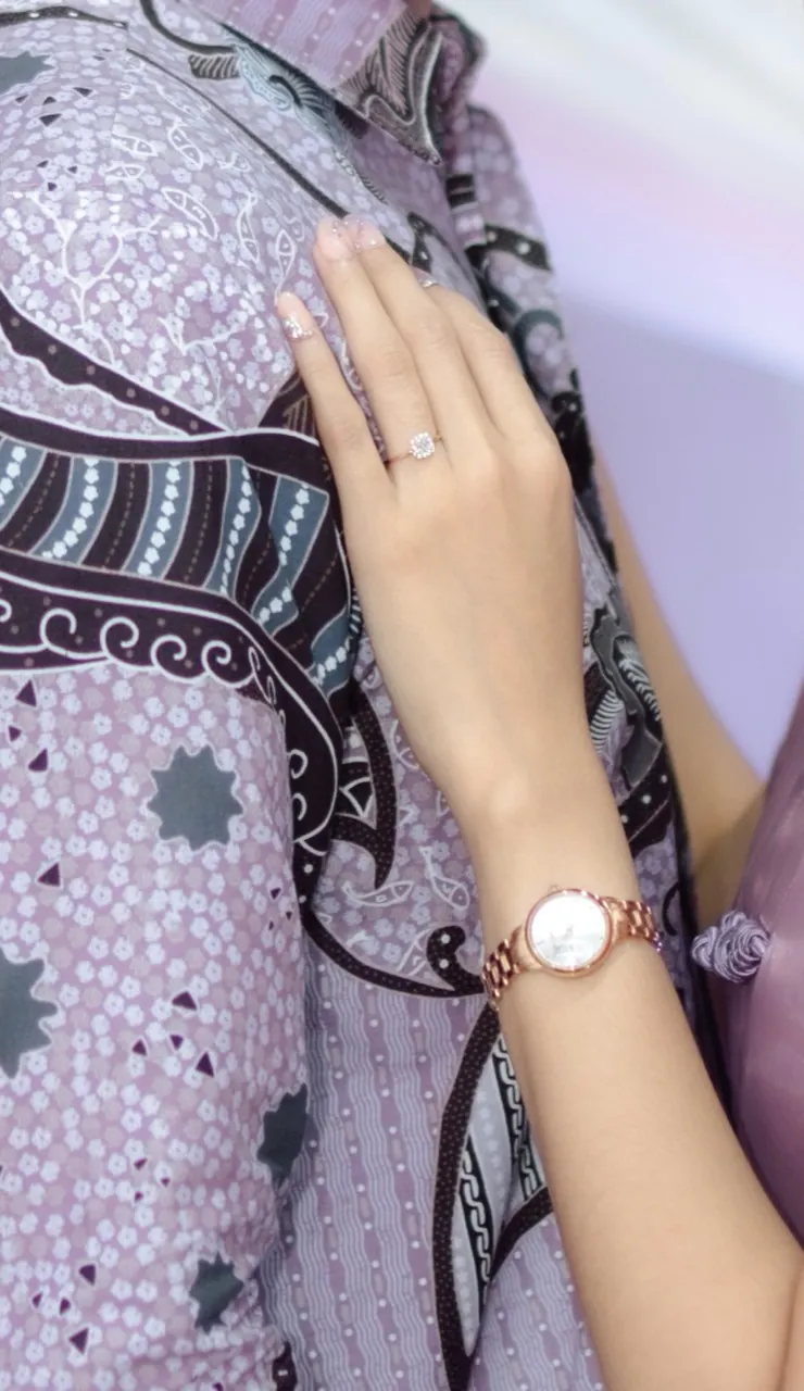 Detail cincin lamaran pada tangan Resa di bahu Windy